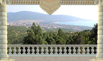 Вид с балкона на море и горы сверху