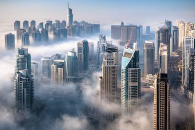 Впечатляющий вид с высоты над городом в Дубае