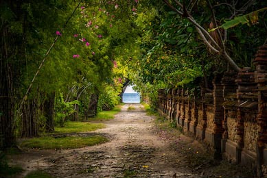 Романтическая тропа к пляжу расположенном на Бали