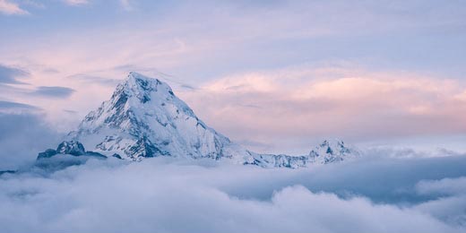 Гималайский горная вершина над облаками, Аннапурна