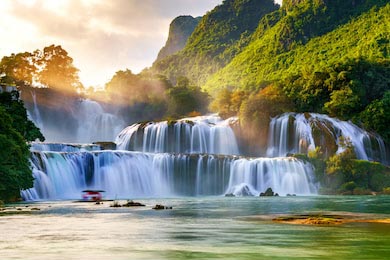 Величественный водопад в горах Вьетнама 