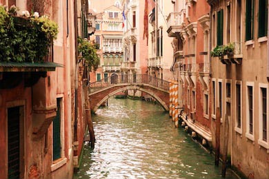 Маленький мост на гондольном канале в Венеции