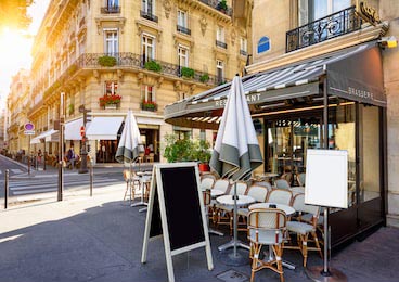 Типичный вид на парижскую улицу с кафе в Париже