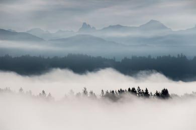 Туманный горный пейзаж в Британской Колумбии