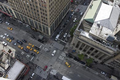 Вертикальный вид с воздуха на улицу 5-е авеню
