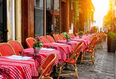 Старая улица со столиками кафе в Монмартре в Париже