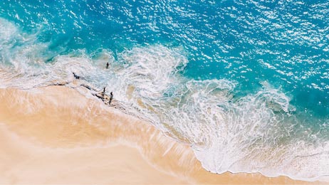 Вид с воздуха на тропический песчаный пляж и океан