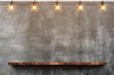 Деревянная полка на бетонной стене с фонариками