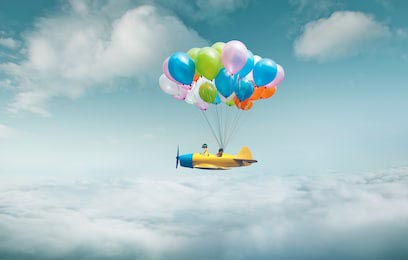 Самолет в небе с кучей красочных воздушных шаров