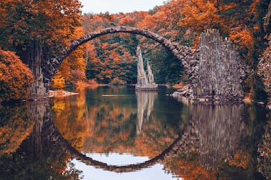Красочная осень, отражение моста Ракоц в воде