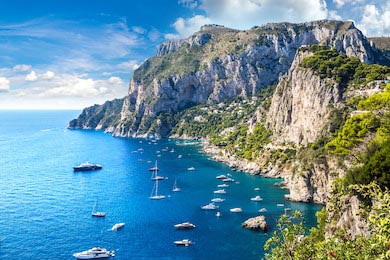 Остров Капри в прекрасный летний день в Италии