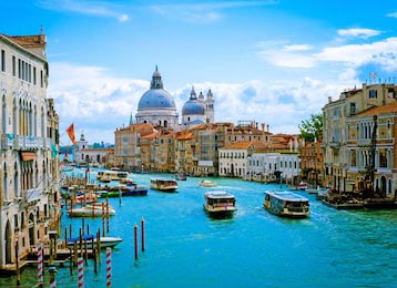 Красивый вид на Гранд-канал и базилику в Венеции