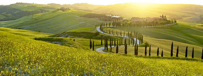 Живописный пейзаж с зелеными лугами в Тоскане