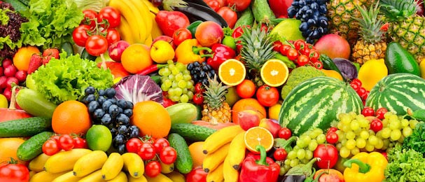Ассорти свежих спелых фруктов и овощей как фон