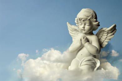 Ангел хранитель молится на облаке в небе