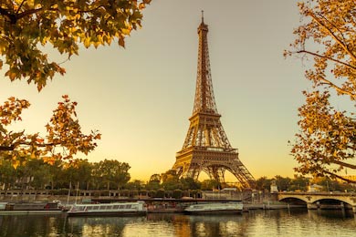 Парижская Эйфелева башня при красивом закате
