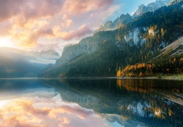 Красивый пейзаж альпийского озера с чистой водой