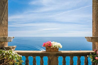 Прекрасное море с балкона у побережья Амальфи