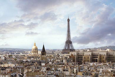 Эйфелева башня и крыши Парижа с углом обозрения