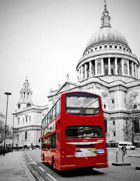 Знаменитый собор Святого Павла с красным автобусом