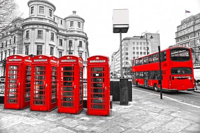 Лондонский автобус и телефонные будки с ч/б фоном